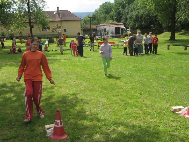 Első